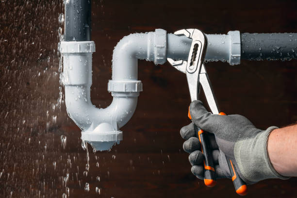 Professional Emergency Plumber technician working in New Baden, IL